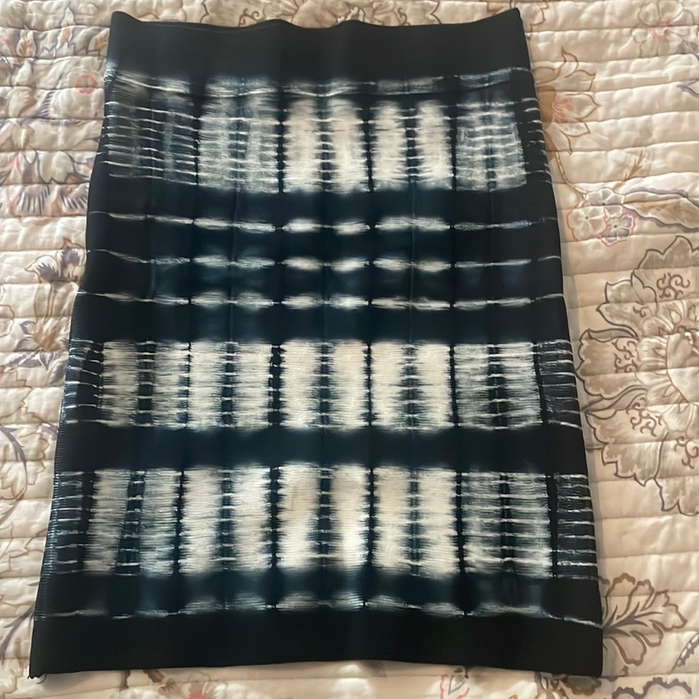 BCBG Navy And White tie die skirt XS